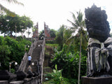 Kuil Hindu yang indah dan lokasinya di tepi tebing dan dengan hamparan Samudera Hindia hanya berada tepat di depan pura yang membuat tempat ini menjadi daya tarik para wisatawan yang melancong ke wilayah Bali Barat.